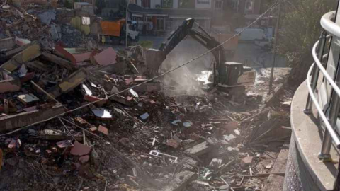 Ağır hasarlı bina sağlam evin üzerine devrildi!