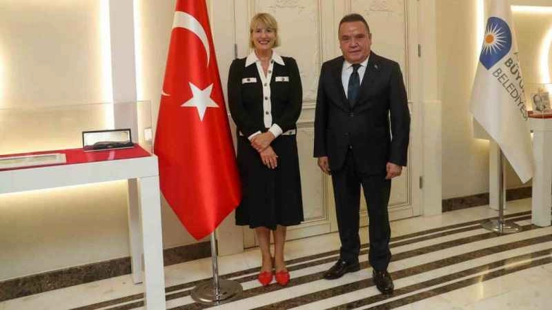 İngiliz vatandaşlar Antalya’da mutlu