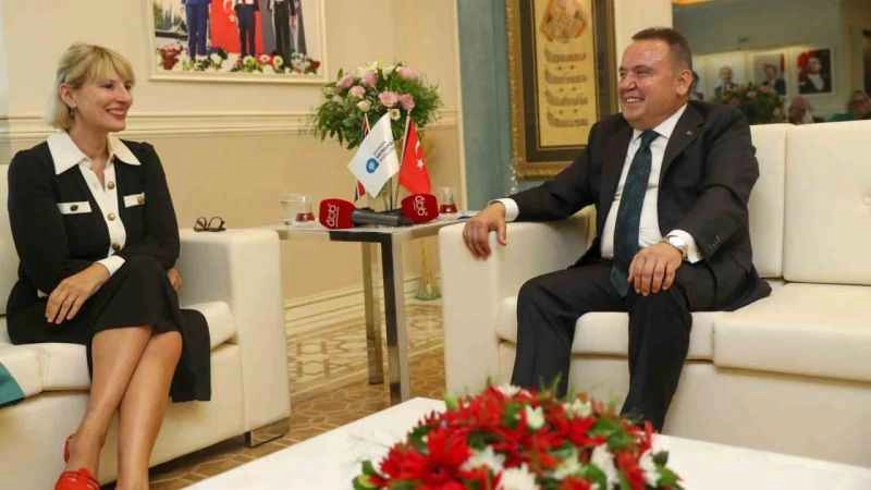 İngiliz vatandaşlar Antalya’da mutlu