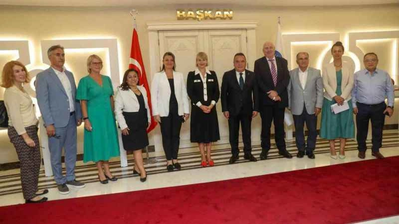 İngiliz vatandaşlar Antalya’da mutlu