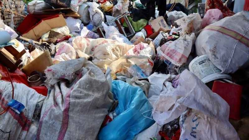 Ev değil sanki çöplük