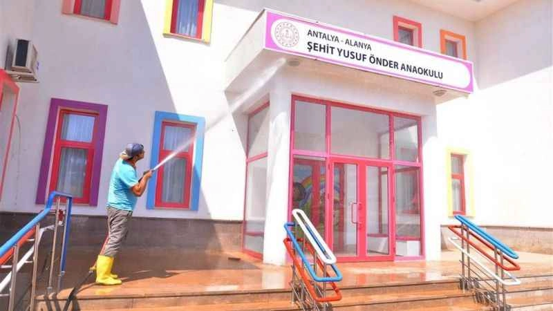 Alanya Belediyesi’nden okullara temizlik işlemi