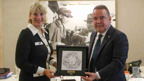 İngiliz vatandaşlar Antalya’da mutlu