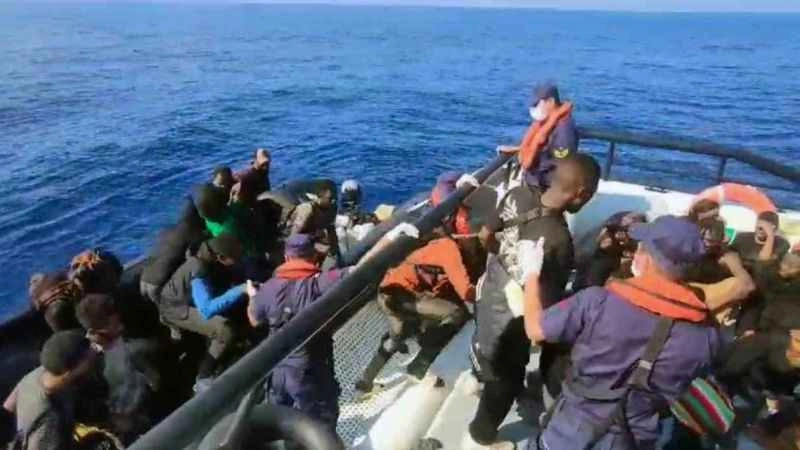 Göçmenleri taşıyan lastik bot arıza yaptı