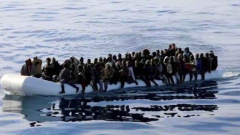 Göçmenleri taşıyan lastik bot arıza yaptı