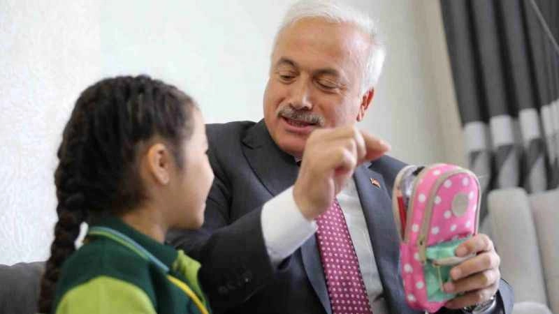 Şehitin kızını okula Vali götürdü