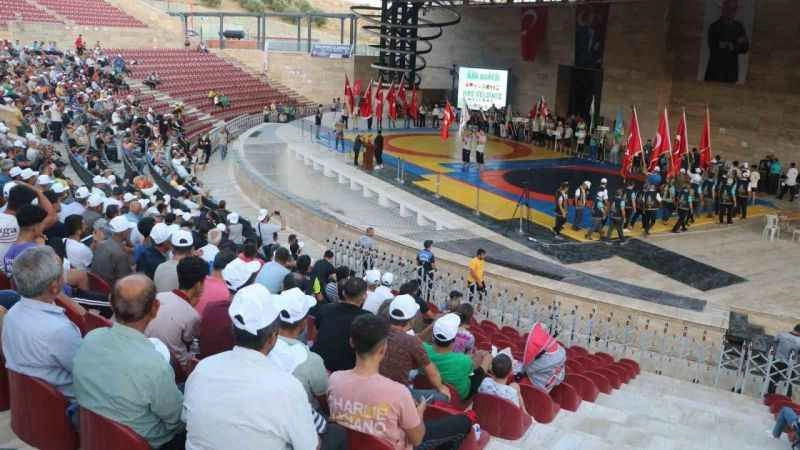 Hatay’da 7 ülkeden 53 sporcu, depremzedelere moral desteği