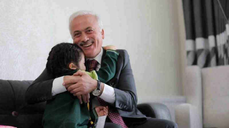 Şehitin kızını okula Vali götürdü