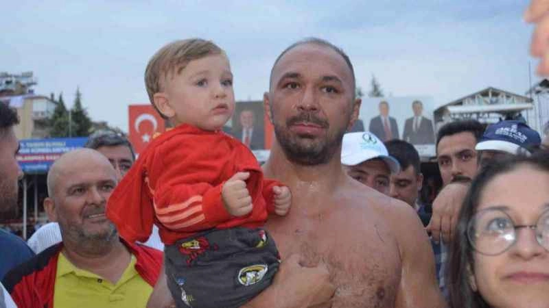 671. Tarihi Elmalı Yağlı Güreşini kazanan Ali Gürbüz