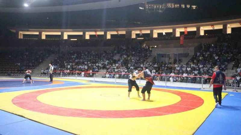 Hatay’da 7 ülkeden 53 sporcu, depremzedelere moral desteği