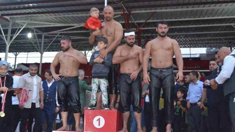 671. Tarihi Elmalı Yağlı Güreşini kazanan Ali Gürbüz
