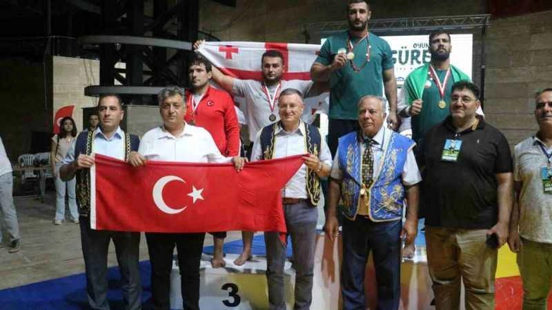 Hatay’da 7 ülkeden 53 sporcu, depremzedelere moral desteği