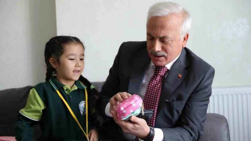 Şehitin kızını okula Vali götürdü