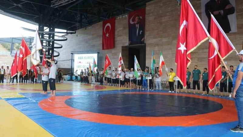 Hatay’da 7 ülkeden 53 sporcu, depremzedelere moral desteği