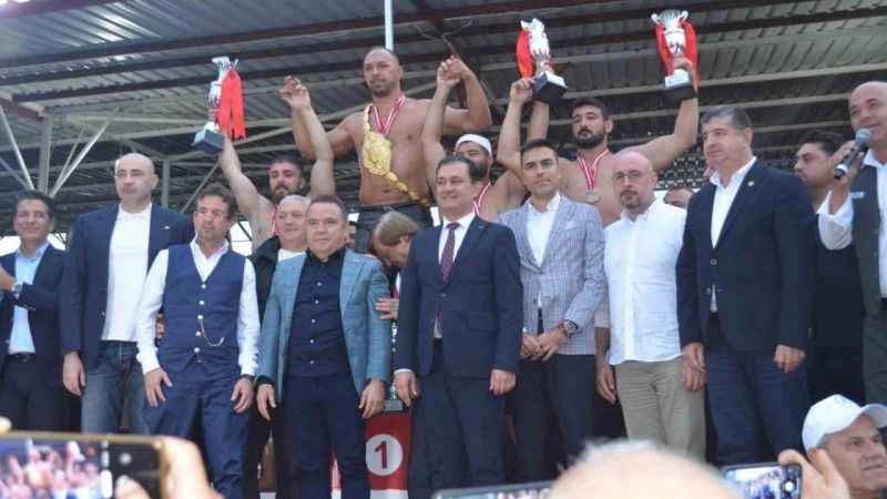 671. Tarihi Elmalı Yağlı Güreşini kazanan Ali Gürbüz