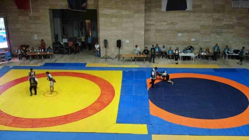 Hatay’da 7 ülkeden 53 sporcu, depremzedelere moral desteği