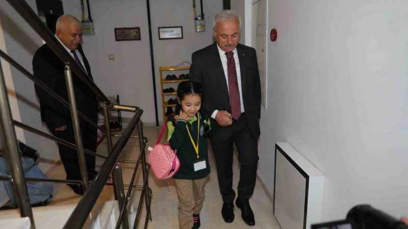 Şehitin kızını okula Vali götürdü