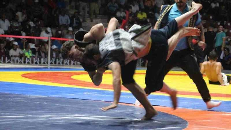 Hatay’da 7 ülkeden 53 sporcu, depremzedelere moral desteği