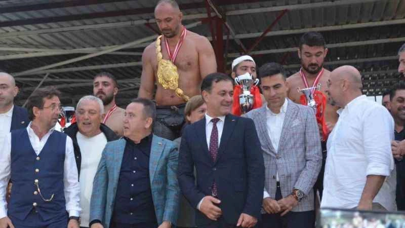 671. Tarihi Elmalı Yağlı Güreşini kazanan Ali Gürbüz