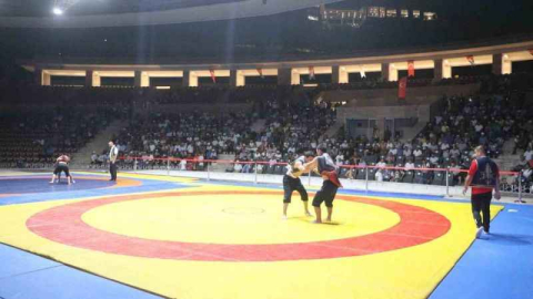 Hatay’da 7 ülkeden 53 sporcu, depremzedelere moral desteği