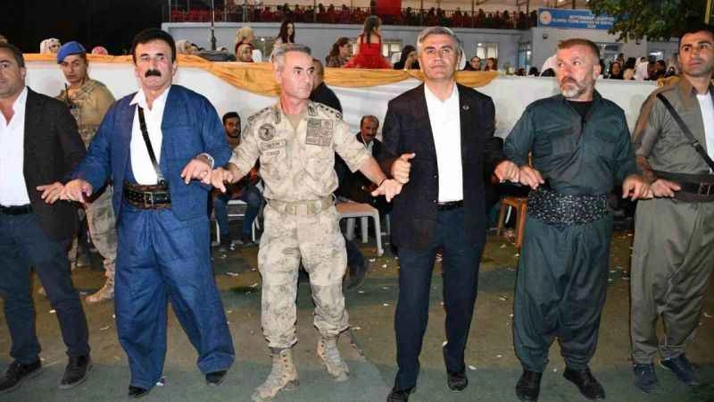 Aşiret düğününde milyonlar hava uçuştu