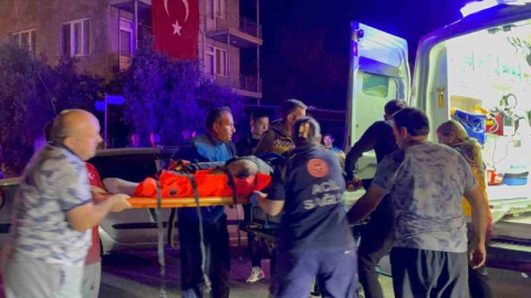 Motosiklet sürücüsü otomobilin motor kaputunun üzerine düştü