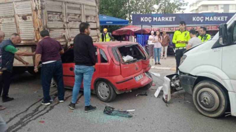 Serik'te 4 araçlı zincirleme kaza