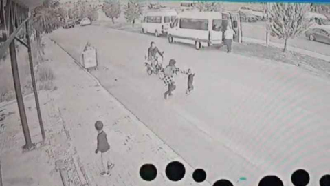 Anne ve çocuk motosiklet altında kaldılar