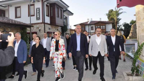 Bakan Ersoy'dan Side Turizm ve Seyahat Kütüphanesi'ne ziyaret