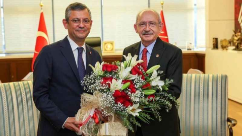 Kılıçdaroğlu, koltuğu Özgür Özel'e devretti