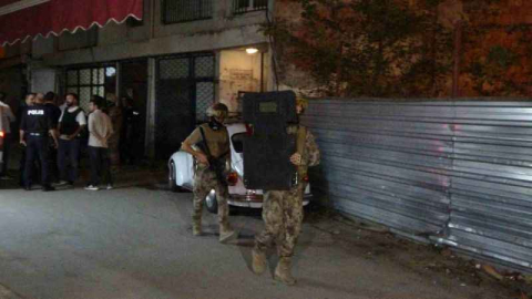 Polisleri görünce kafasına silah dayadı