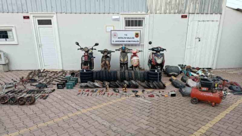 Çalıntı motosikletleri satamadan yakalandı