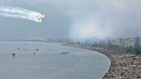Türk Yıldızları Antalya’yı yaza çevirdi