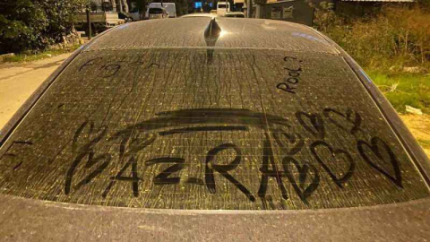 Lüks otomobiline kesici alet ile yazı şok etti