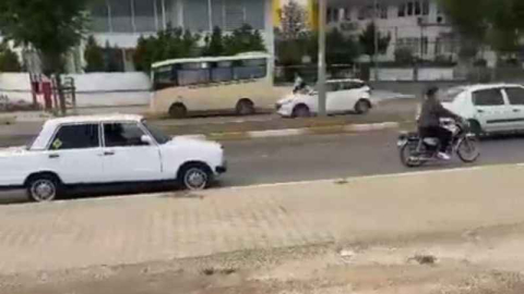 Otomobili motosikletle çektiler