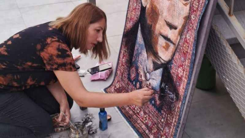 Halı üzerine boyama Atatürk portresi