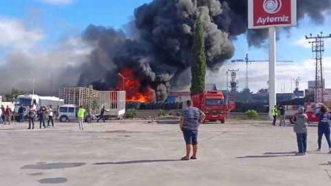 Soğuk hava deposu alevlere teslim