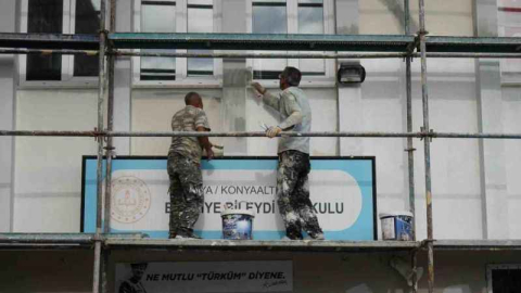 Konyaaltı’nda okullar boyanıyor