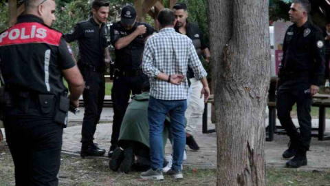 Önce tartıştı, sonra ayaklarına kapandı