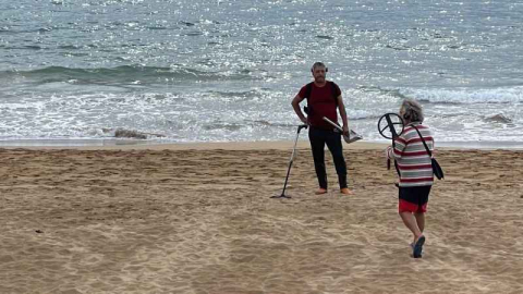 Turistler çekilince plaj define avcılarına kaldı