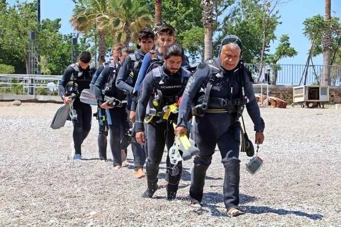 Denizin altında çekirdek kabuğu tarlası