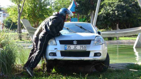 Süs havuzuna uçan otomobile vatandaş desteği