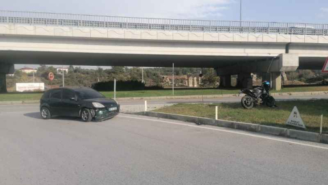 Motosiklet ile otomobil çarpıştı