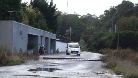 Fırtına elektrik direğini devirdi