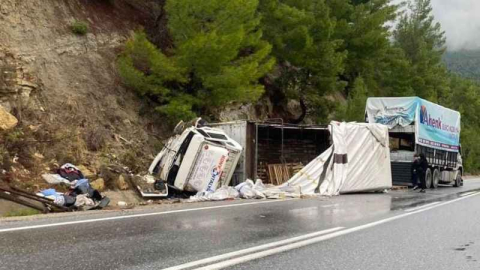 Kayalara çarpan kamyon yan yattı