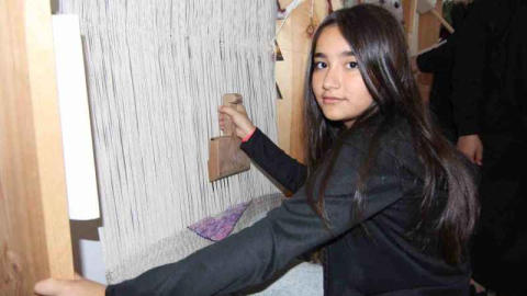 Öğrencilere kilim dokuma dersi