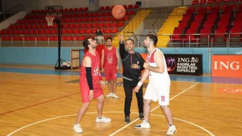 Üniversiteli gençlerle basket maçı