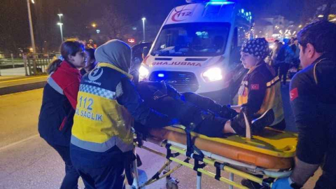 Köprüde motosiklet yayaya çarptı