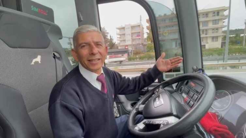 Yol vermeyen otobüsün camını yumrukla kırdı