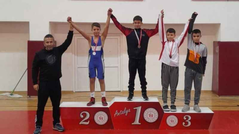 Manavgatlı küçükler güreşte madalyaları topladı
